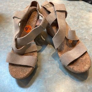 Lucky Brand suede platform sandals (sz 9 1/2)